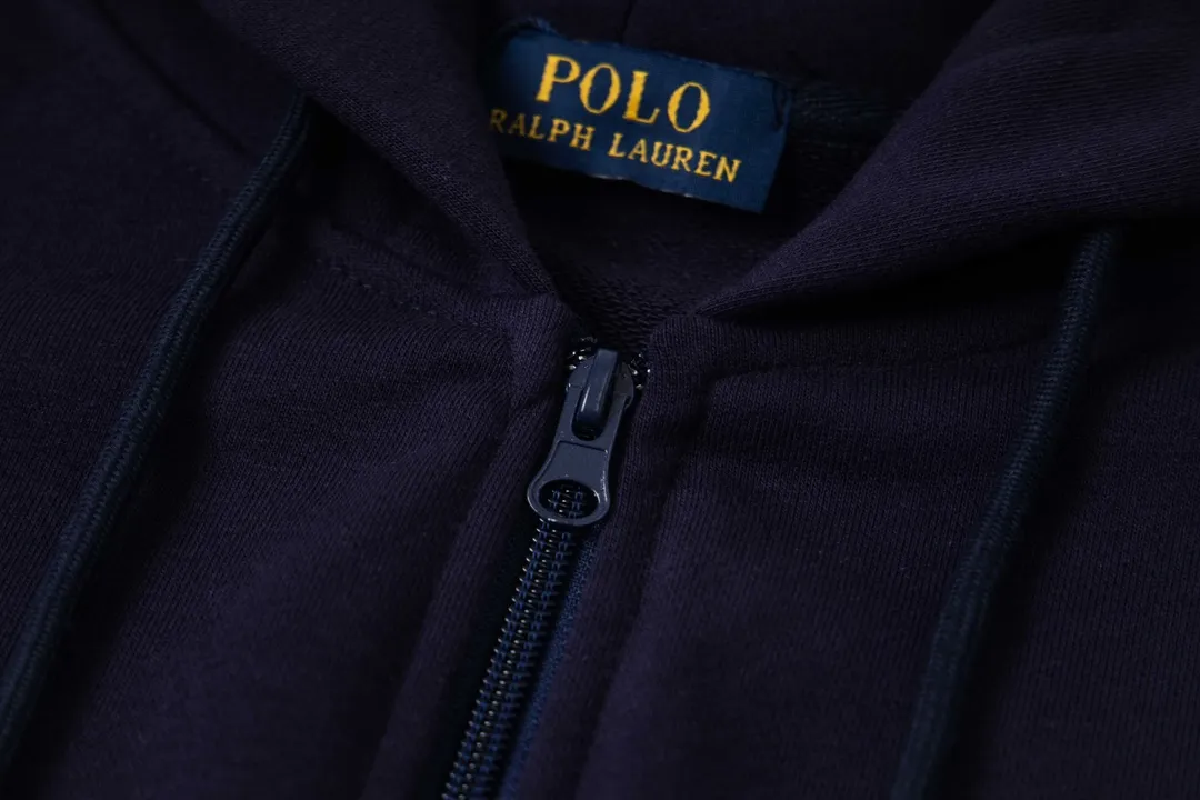 P230 model number Y869 Ralph Lauren/Ralph Lauren Malaysian embroidered zipper cardigan hooded sweatshirt. This sweatshirt is available for everyone in autumn and winter. You can wear it casually no matter how you wear it! ! This hooded sweatshirt is decorated with the simple style that represents Ralph Lauren and is paired with a pony embroidery pattern, which is three-dimensional and full! The solid color fabric paired with exquisite embroidery instantly sets it off! Hooded sports design, loose and casual fit! The overall texture is very strong! Through the pictures, we can feel the thickness and texture of custom-woven and dyed threads. The workmanship is exquisite. They are shipped from major foreign trade factories. They are all made by masters with many years of experience. Everything is of high standards and requirements! Simple and versatile model ~ Made of imported pique cotton fabric, which is super delicate and soft, close to the body without being tied. All fabrics and accessories are original custom-made and of high quality! Perfectly reflects the brand’s sense of superiority! Standard cut, comfortable stretch, unrestricted movement! Highly practical, high-end and classy! Versatile style ~ can be paired with jeans or jogging pants. Ideal for transitioning from your morning commute to weekend events! Size: S-XL Navy Black Gray
